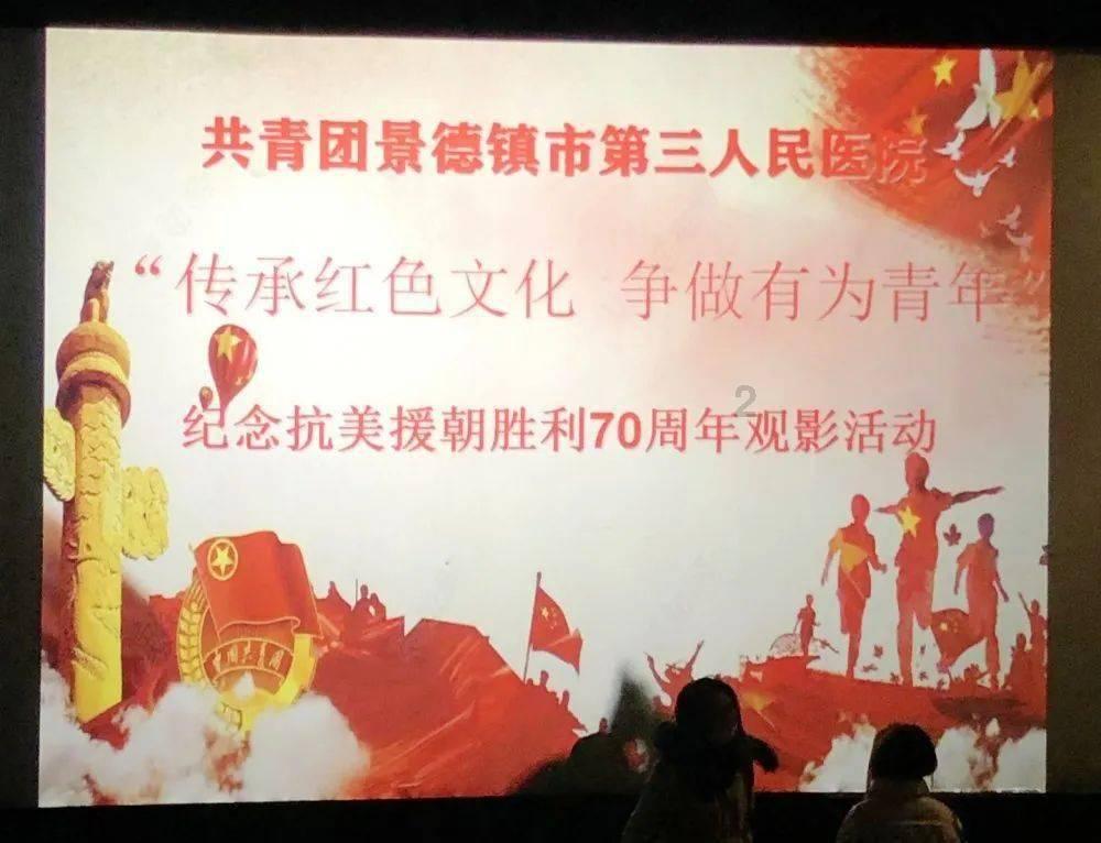 度假的时尚女孩